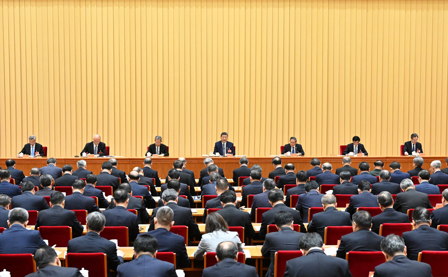 　　12月10日至11日，中央經(jīng)濟(jì)工作會(huì)議在北京舉行。中共中央總書記、國家主席、中央軍委主席習(xí)近平出席會(huì)議并發(fā)表重要講話。李強(qiáng)、趙樂際、王滬寧、蔡奇、丁薛祥、李希出席會(huì)議。